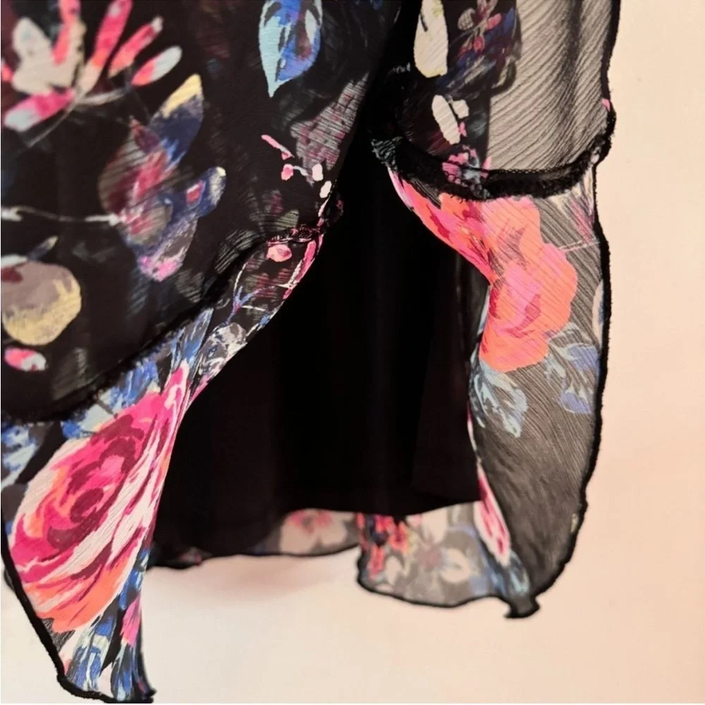 Express - Sleeveless Floral Cami Swing Top in Black Multi - Picture 2 of 4